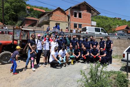 Volunteers from EULEX, UNMIK and “Let's do it Kosova” NGO mark the World... (1)