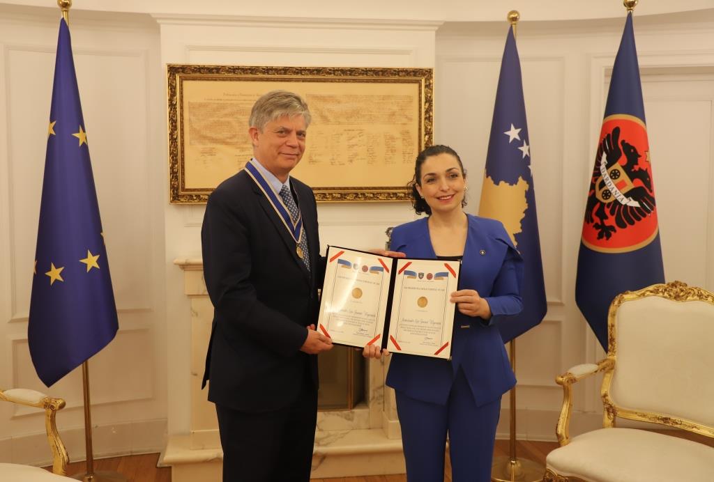 Predsednica Kosova odaje priznanje šefu EULEX-a predsedničkom medaljom za vladavinu prava