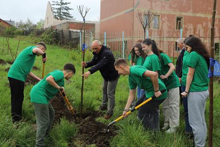 07. EULEX contributes to making greener schoolyards in Obiliq/Obilić