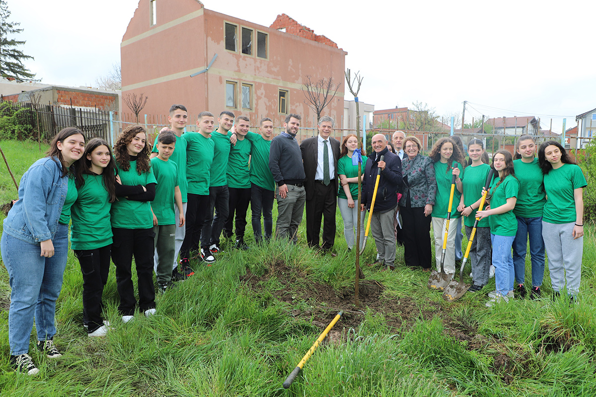 EULEX contributes to making greener schoolyards in Obiliq/Obilić