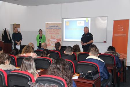 4. EULEX-i ndihmon në rritjen e vetëdijesimit për dhunën në bazë gjinore në Universitetet e Prishtinës dhe Prizrenit