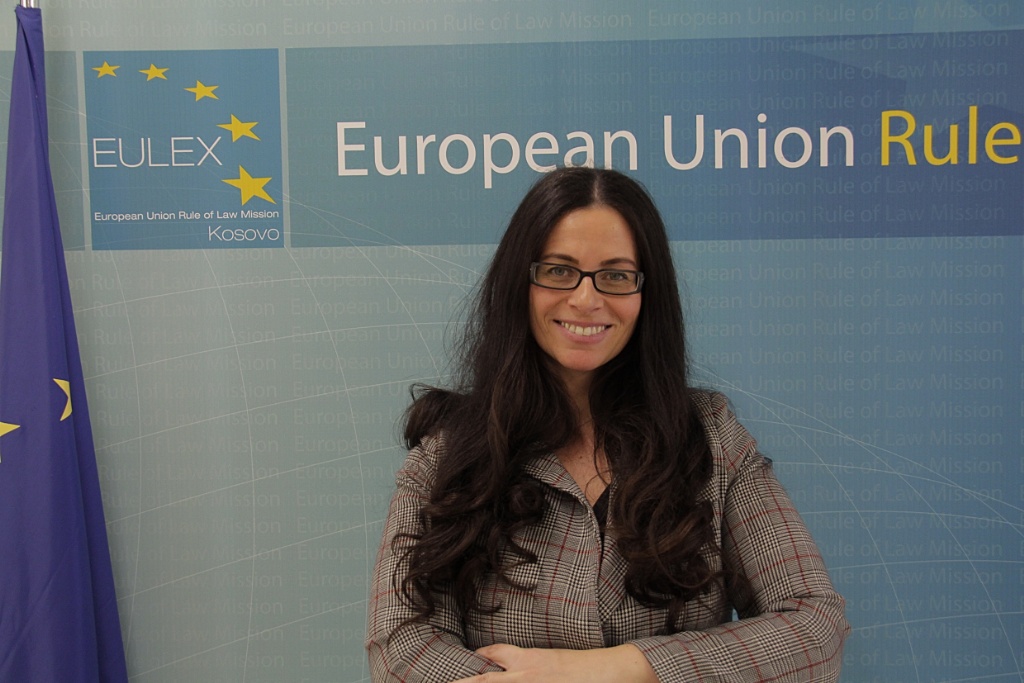 “Viktimat nuk janë vetëm; ne jemi të gjithë bashkë! Ma thuaj me kohë!” – Intervista e këshilltares gjinore të EULEX-it me Radio K4