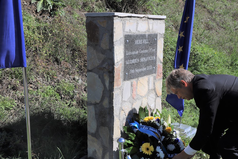 EULEX i Policija Kosova odali počast sećanju na Audriusa Šenavičiusa, koji je izgubio život na dužnosti