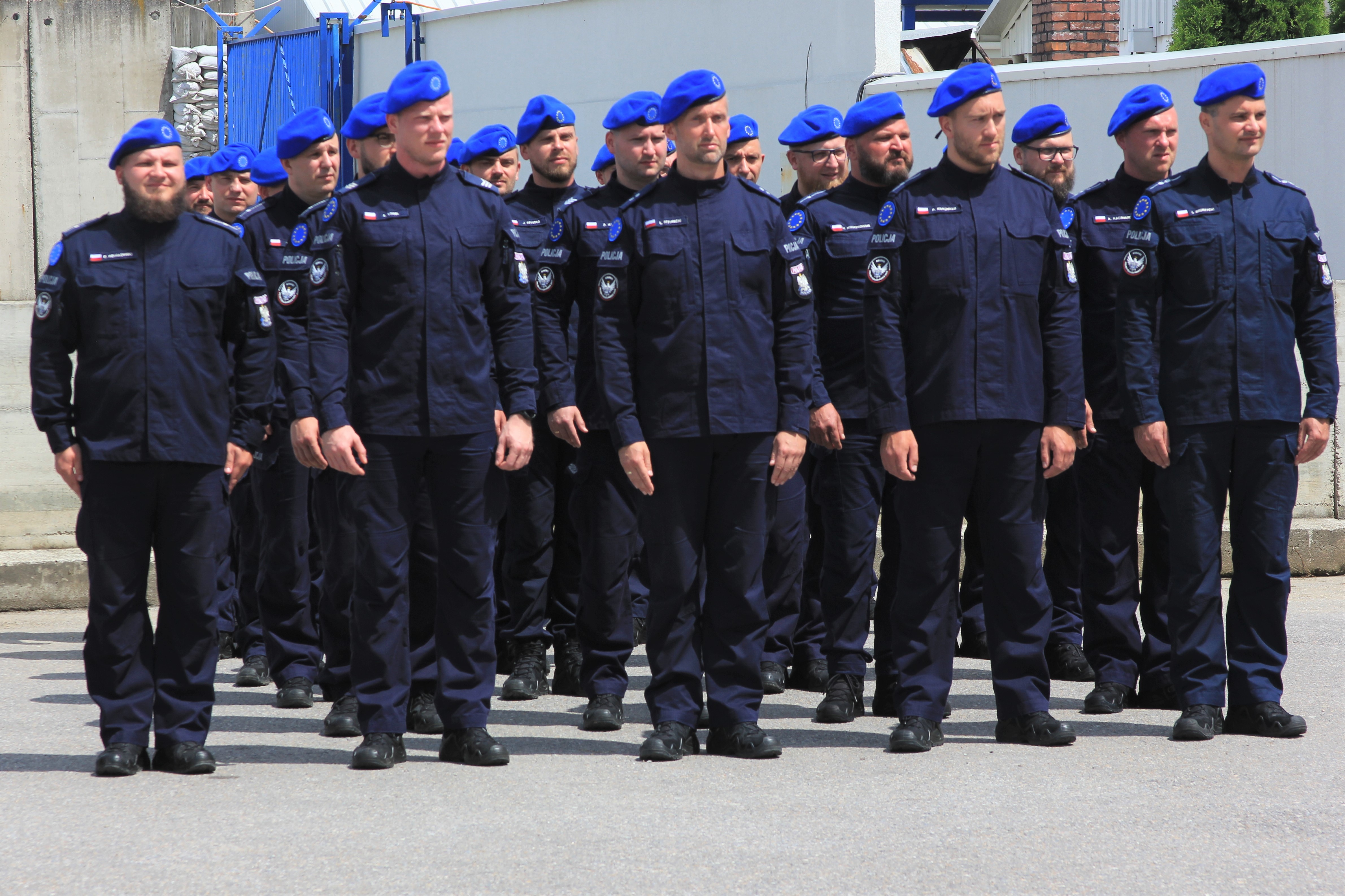 Pjesëtarë të Njësisë Policore të Specializuar të EULEX-it dekorohen me medalje të  PPSM për shërbim  