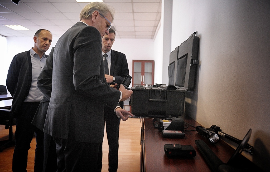 EULEX i dhuron Doganës së Kosovës komplet të pajisjeve për inspektime 