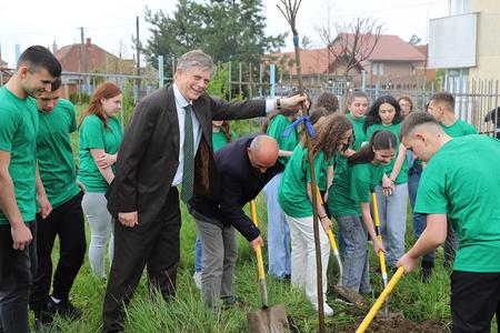 08. EULEX contributes to making greener schoolyards in Obiliq/Obilić