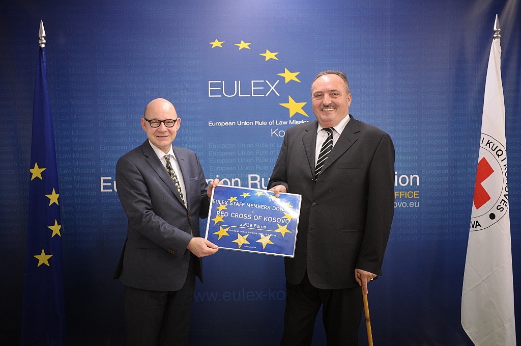 Osoblje EULEX-a uručuje donaciju Crvenom krstu 